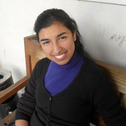 Ingeniera en Sistemas de Información, loca perfeccionista, amante de la música, películas y, sobre todo, incorregible idealista
