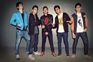 Fans @Be5ive !  Admin @apriliaTWHS @putri_antares