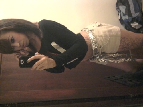 I'm me (: , ima qood timee and easy to talk to (: im from wack ass tucson :/ but i make thee best of it ;p . Follow me , i'll follow back ? (: