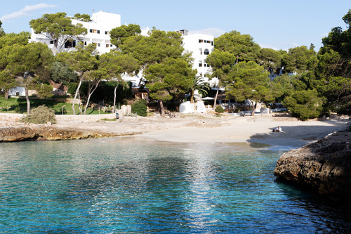 Hotel situado en un destino ideal para unas relajantes vacaciones en Mallorca, el auténtico Hotel Cala d'Or junto al mar. Puede visitarnos:
