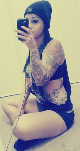 24. #Cancer. Single.  Lesbian. Independent. Intelligent. Puerto Rican. Boxer. Super chill and funny af ^_^ #Instagram: AyeeItsDesi