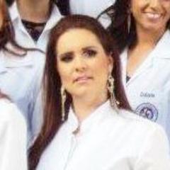 O amor é grande e cabe nesta janela sobre o mar. O mar é grande e cabe na cama e no colchão de amar. O amor é grande e cabe no breve espaço de beijar.