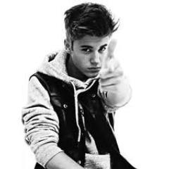 Dessiiloveswag's profile picture. Down To Earth me hace llorar, Never say never me hace sentir poderosa, U Smile me hace sonreír, y One Less Lonely Girl me hace sentir amada ♥