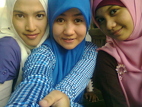 follow my twitt ku yang ini @yulia04_ :')