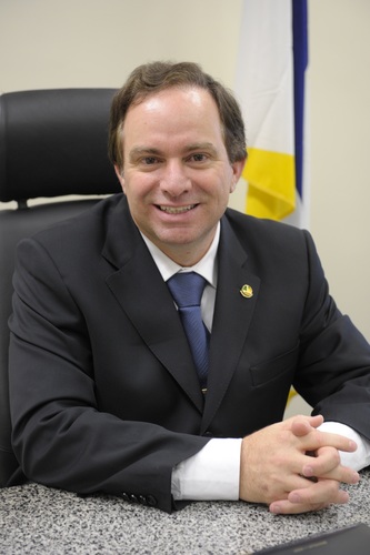 Senador pelo Partido Pátria Livre(PPL-TO),é advogado e professor universitário.Em Tocantins,foi Secretário de Segurança Pública,Justiça e Cidadania.(Assessoria)