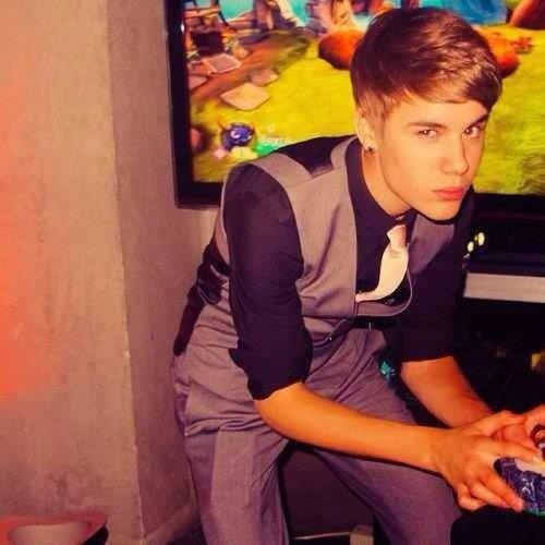 SupremeFaIse's profile picture. i am supreme bro.