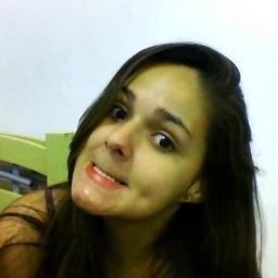 Estudante de Publicidade e Propaganda, Livre, Opiniosa, Ansiosa, Realista, Retrô, Seletiva e Fascinada por Diálogos.
