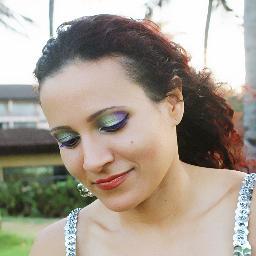 Dentista, corredora e estudiosa de dança do ventre, fã de séries de tv, filmes e videos musicais. Ligada em atualidades.