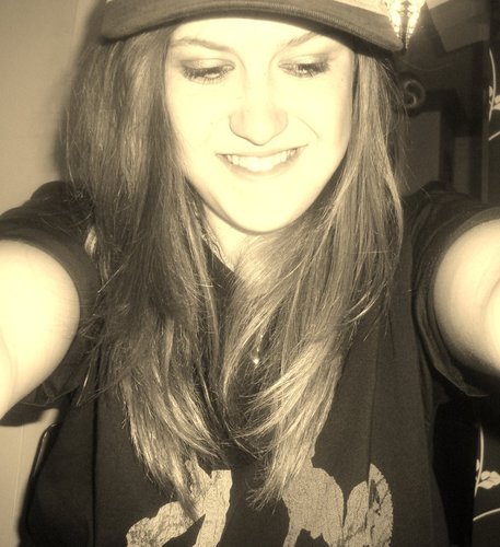 Livi_Tapuska's profile picture. Liv, 21, I love to sing, write music and play guitar!