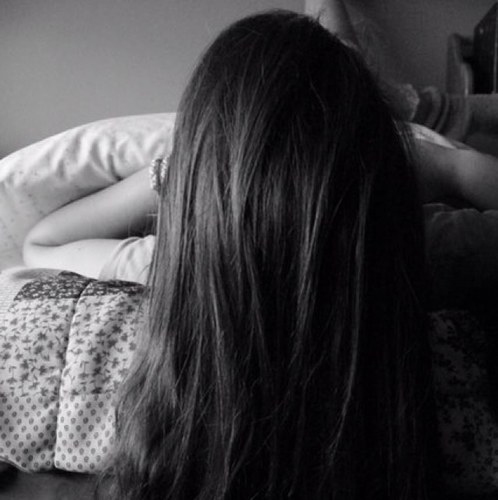 sersitamagochi's profile picture. “¿Qué te ha pasado princesa? Que no te veo sonreír, sonreír. Aún necesitas tu dosis, por la noche tienes que prostituir.“