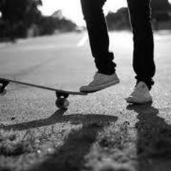 tenho 15 anos.....amo andar de skate.....*-*..gosto mto de jogar video-game!!!!!!
