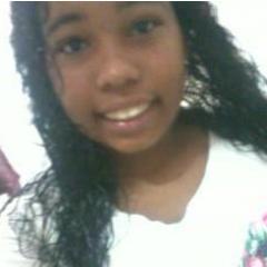 Elα que vive com α cαbeçα nα luα, com músicα no ouvido e corαção nα bocα :)elα é meninα e mulher, elα sαbe muito bem o que quer. Pollover  =] Laris