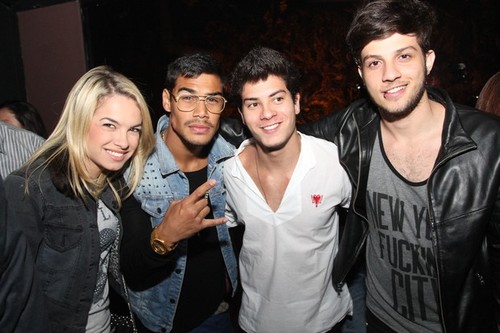 EU SÓ VOU DIZER UM COISA PRA TODOS VOCÊS O MEU S2 VAI SER REBELDE ATÉ SE ELES ACABAREM PORQUE EU AMO ELES , ELES SÃO A MINHA VIDA ♥ ♥ ♥ ♥ ♥ ♥ ♥ ♥PORRA