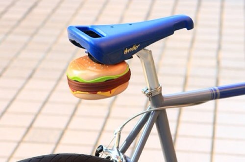 好きなものは SKAと自転車とスニーカー、四川風鶏の唐揚げ。内Pとみうらじゅんじゅんとスパイクジョーンズ、マークゴンザレス。あと三木聡さん、小遊三さん。Kanroの飴、亀田製菓、炭酸水。シャトーブリアン。