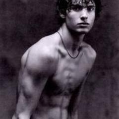 Nefilim. Deuda pendiente con el padre de @NoraGrey_HH y es por eso que tengo que protegerla. Demasiado atractivo...lo suficiente para atrapar a @VeeSky_HH