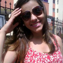 Numa moldura clara e simples sou aquilo que se vê ♪