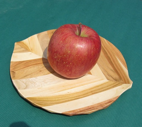 kudamono_utsuwa's profile picture. 収穫の役目を終えた果樹に、あらたな命を吹き込み、「くだものうつわ」として生まれ変わる。
器作りを始めて６年経ちました。