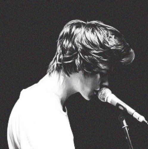 f4kebr0z's profile picture. its too cold outside for angels to fly.