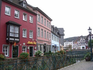 strawbe52970986's profile picture. 起業家２２歳楽天主義女子。人生を賭けるのに値するのは夢だけだと思いませんか？海外を流浪しながらビジネスをして生きていく人生を送りたい。
音楽/ハーブ/バレエ/アーモンド/ボーカロイド/猫/紅葉/ピンク/goose house/ネットビジネス/アフィリエイト/海外旅行