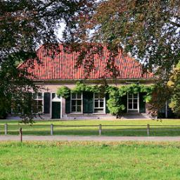 Stichting IJsselhoeven zet zich in voor het Behouden, Benutten en Bewonderen van de beeldbepalende T-boerderijen in de IJsselvallei van Arnhem tot Zwolle