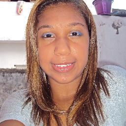 Um sorriso, um abraço apertado, uma música, estar com quem eu gosto, rir até a barriga doer... São coisas simples, mas me faz muito feliz.