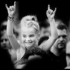 Aqui terá frase romanticas, felizes.. De tudo um pouco mas o certo mesmo é o nosso Rock... Sigam de volta...