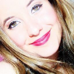 Um pouco tímida,ama maquiagem e moda ! Ama ser feliz e não deixa nada nem ninguém impedir isso !