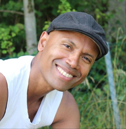 pre-school teacher & Kizomba dance instructor, originally from Madagascar, playing piano, guitar, singing, soccer, tennis, volleyball, cooking and eating ;)