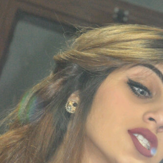 هَذه أنا خلف هَدوئِي شقَاوه لاتُدرك وخَلف خجَلِي جُرئَه لاتظهَر وخلفّ تجاهلي وعِي لا يُعرَف وخلفَ غموضِي وضُوح لا يُقرأ..