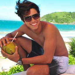 Descrição para o dono do sorriso mais lindo? Não precisa..