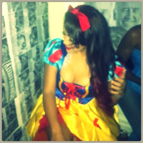 Shes mermaid$teen, in her own world .
http://t.co/cgQJstlQB1
You hustle to get out th hood,
My only escape is music, so I does it.
