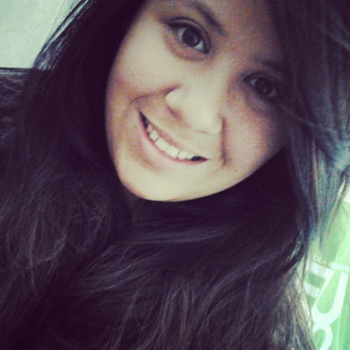 Bagunçeira, desastrada, atrapalhada, desorganizada, orgulhosaa, irritante e Palhaça. Sou Tudo, Menos perfeitaa :D