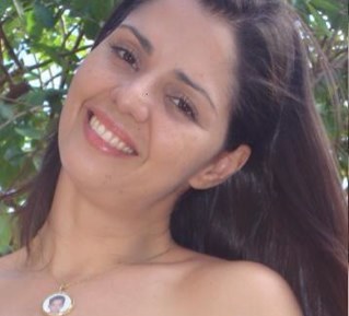 Bioquímica , professora universitária , mãe , esposa , apaixonada pela família .