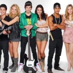 Rebelde chegou a minha vez
O que sou, ninguém vai mudar
É sempre assim que deve ser
Meu coração vai ser rebelde para sempre