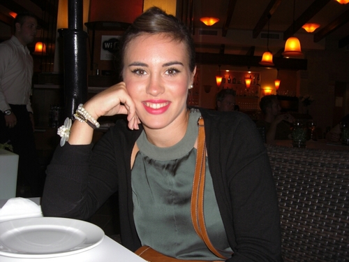 Diplomada en Magisterio de Primaria. Nadadora. En un intento continuo de hacer feliz a la gente.