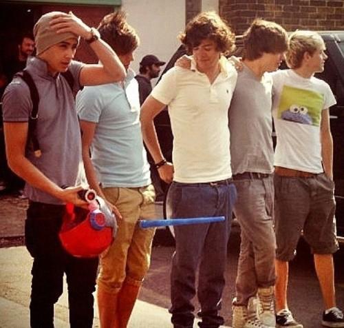 Buy One Direction's new single here http://t.co/wRZrpDp5eZ .
 #1DFlyToEgypt