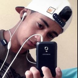 'Criticar os meus defeitos é facil,,, mas reconhecer minhas qualidades haha dificil'