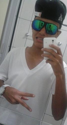 Não ligo que olhem para mim dos pés a cabeça , pois nunca farão minha cabeça , e nem chegarão aos meus pés ;;*