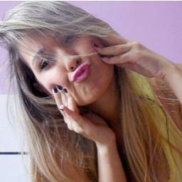 Sou uma eterna aprendiz... aquela q naum consegue esconder o sorriso... aquela q se diverte com pouko.. aquela q gosta de pensar em silencio...