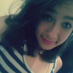 Uma menina muito chata mais é amigavél :D e uma pessoa sem nenhuma criatividade :D me sigam ! Thanks (: