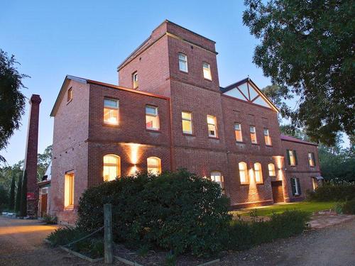 Euroa Butter Factory offers boutique B&B, country style weddings & functions.