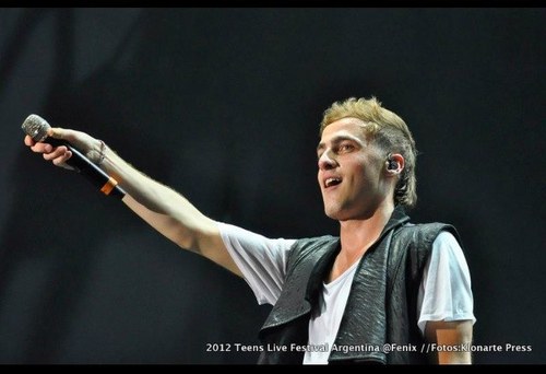 Hey im just a normal rusher ^.^
•i love BTR
•1D
•cody simpson 
I really just enjoy life: live laugh is the motto :P hate on BTR.... One word... RUN!!