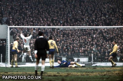 FOOTBALL STADIUM GUIDE OF BRITAIN, EUROPE AND THE WORLD PAST AND PRESENT