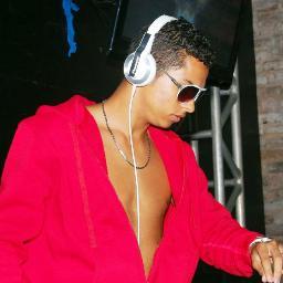 DeeJay Niel Ribeiro e Modelo:
Contatos para eventos particulares, show's com som iluminação e animação de evento.
|84| 8707 9025