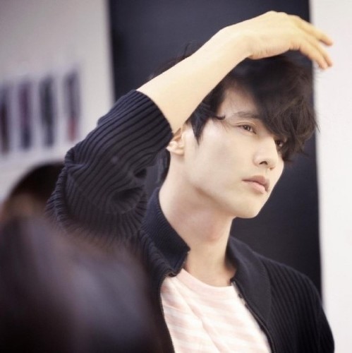 Kimdojin_b's profile picture. [1977.11.10]배우 원빈씨의 봇입니다. 바쁜 원빈씨를 대신해 팬분들을 위해 멘션드리겠습니다. 실제 원빈씨는 트위터를 하지 않으십니다. I'm not real WonBin