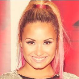 - com você eu aprendi a ser forte , você me ensinou que não precisamos mudar o jeito de ser pelos outros ;*  stay strong @ddlovato ♥