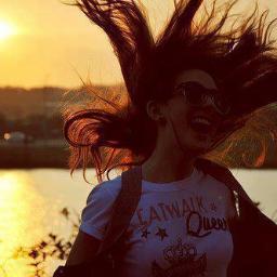 Sou apaixonada por moda, roupas, estilos, looks dos famosos, lançamentos e dicas de moda.
