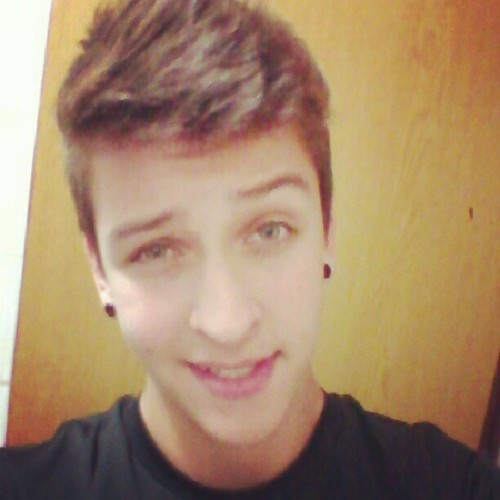 Samuel Chaves de Abreu; Nasci dia 30/05/1997; sou Hetero; não faço nada da vida, só estudo mesmo kk; me segue ai :) 
Isso é um twitter de fãs (: Amamos você!