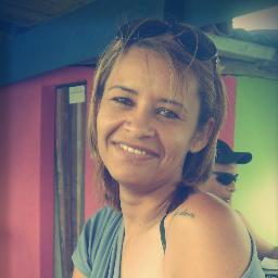 Existem pessoas que choram por saber que as rosas têm espinhos, outras que sorriem por saber que os espinhos têm rosas.