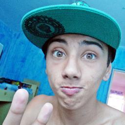 ae tenho 15 anos,Palmeirense éé curto funk e é isso ae kkkk' se quiser saber mais add ae : http://t.co/ZMVKBSDN
